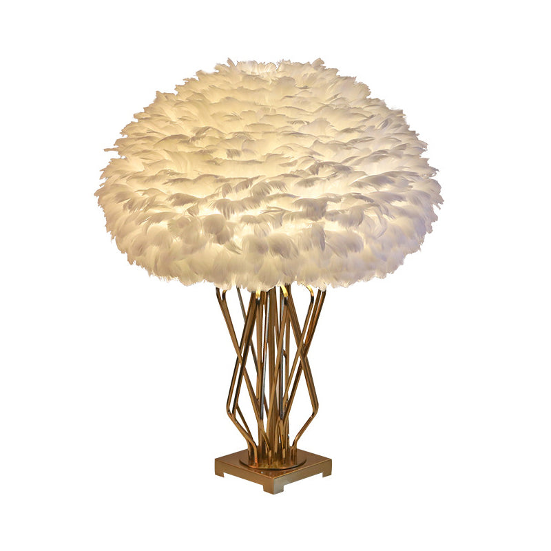 Lampe de table en plumes à demi-gobe.