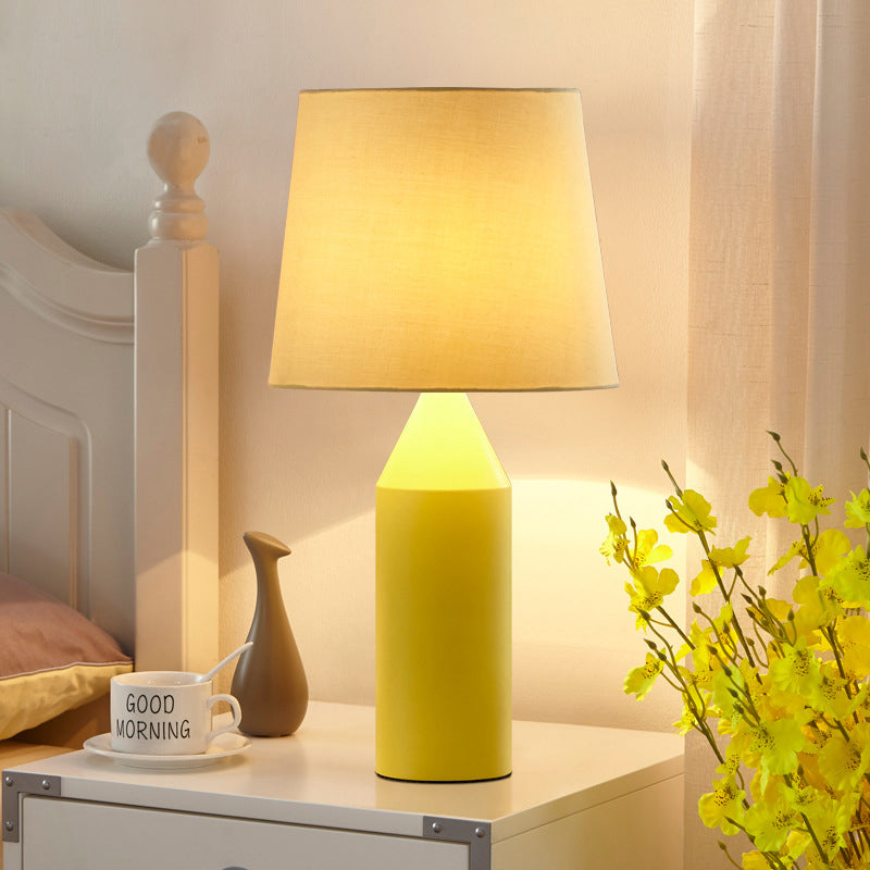 Moderne makkaronfarbene Schreibtisch Leuchtstift 1 Kopfstofftischlampe mit sich verjüngter Schatten für das Restaurant