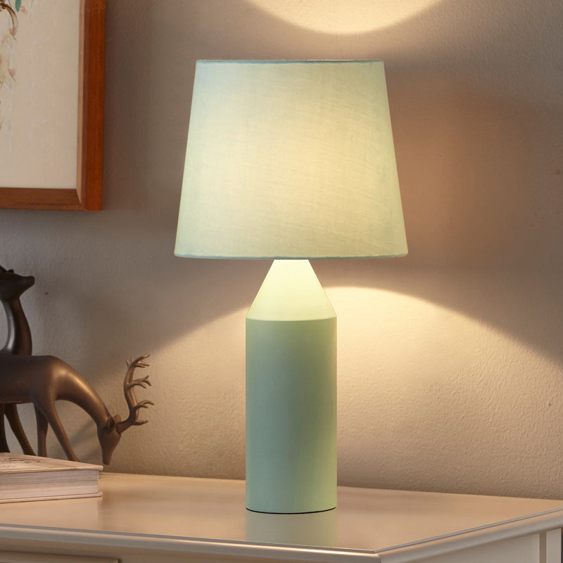 Moderne makkaronfarbene Schreibtisch Leuchtstift 1 Kopfstofftischlampe mit sich verjüngter Schatten für das Restaurant