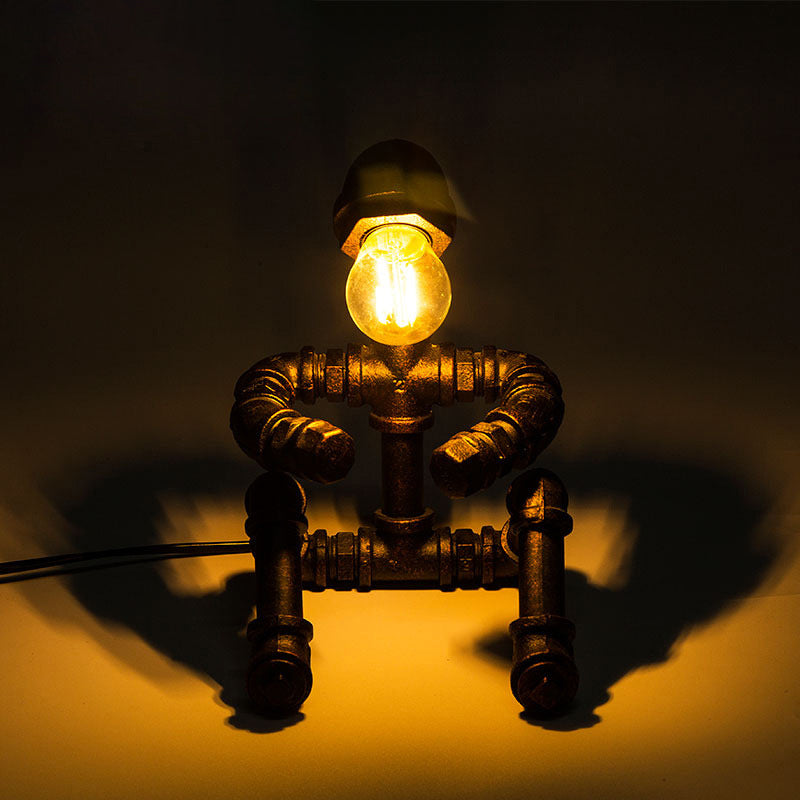 Lampada da tavolo robot di ferro seduta a vapore a steampunk a 1 teatro per il comodino in bronzo