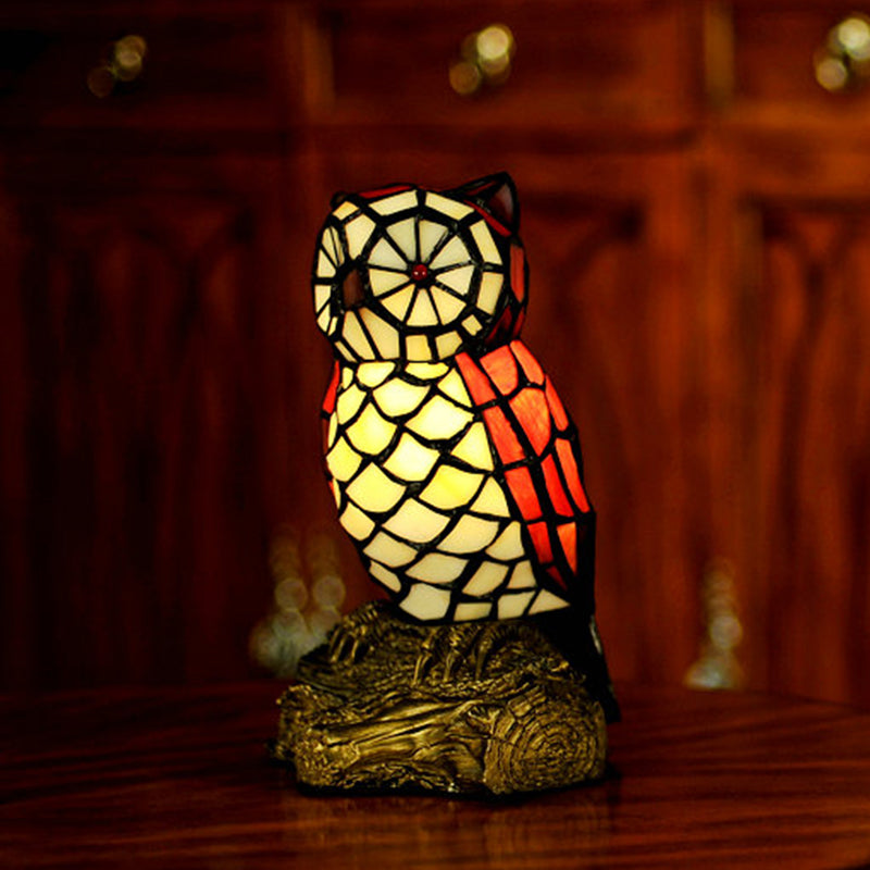Lámpara de mesa roja de vidrieras en forma de búho 1 luz de estilo de luz de estilo Tiffany con base de resina