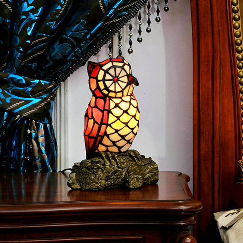 Lámpara de mesa roja de vidrieras en forma de búho 1 luz de estilo de luz de estilo Tiffany con base de resina