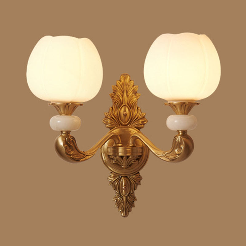 Opalglas Knospenanhänger Kronleuchter moderner Messing -Federbeleuchtung mit gebogenem Arm