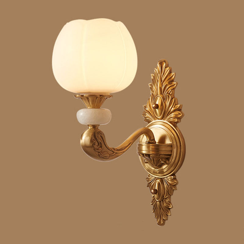 Opalglas Knospenanhänger Kronleuchter moderner Messing -Federbeleuchtung mit gebogenem Arm