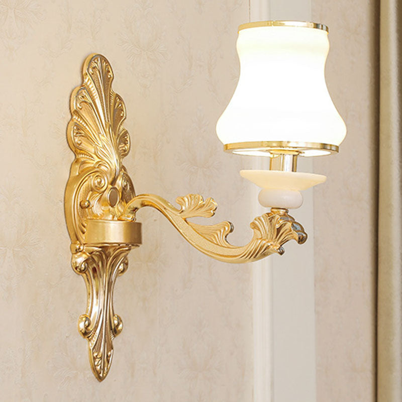 Lámpara colgante de la sala de estar del brazo curvo Luz de lámpara moderna con sombra de vidrio de ópalo de urna