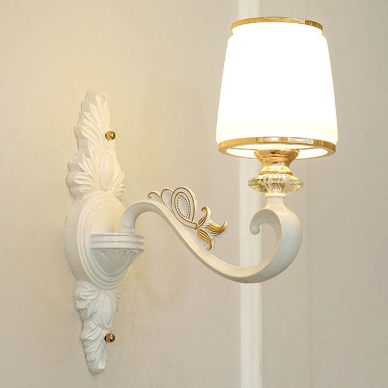 Luz de colgante colgante cónico de oro simplicidad de vidrio opalino iluminación con brazo curvo