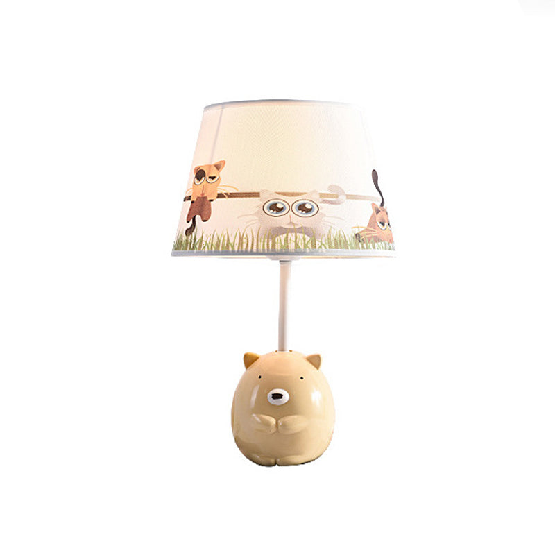 Nordic Empire Shade Table Light Fabric 1 Bulbo Lámpara de mesita de noche con figura