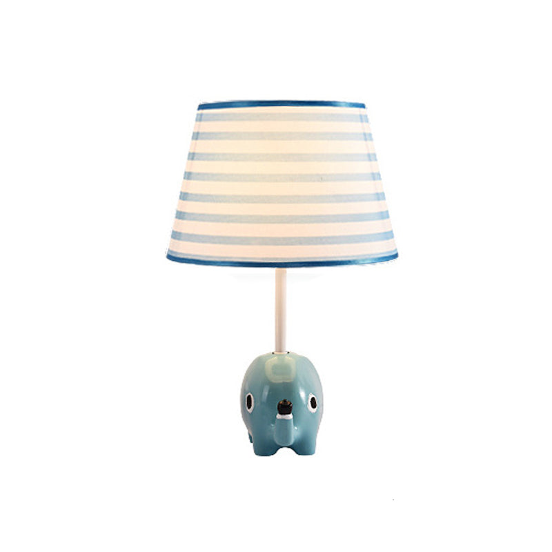 Nordic Empire Shade Table Light Fabric 1 Bulbo Lámpara de mesita de noche con figura