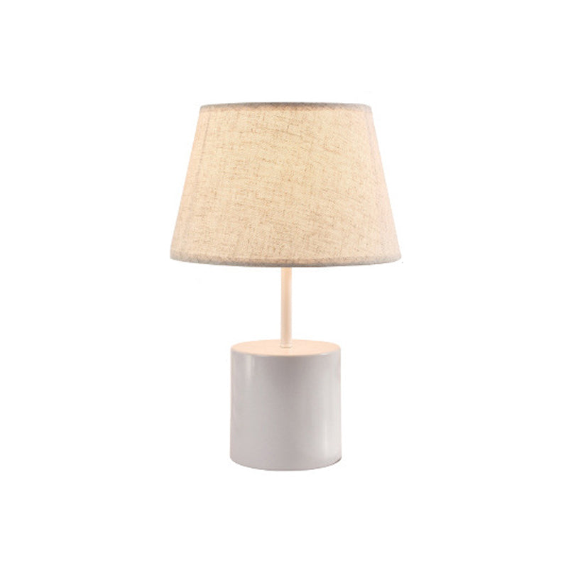 Nordic Empire Shade Table Light Fabric 1 Bulbo Lámpara de mesita de noche con figura