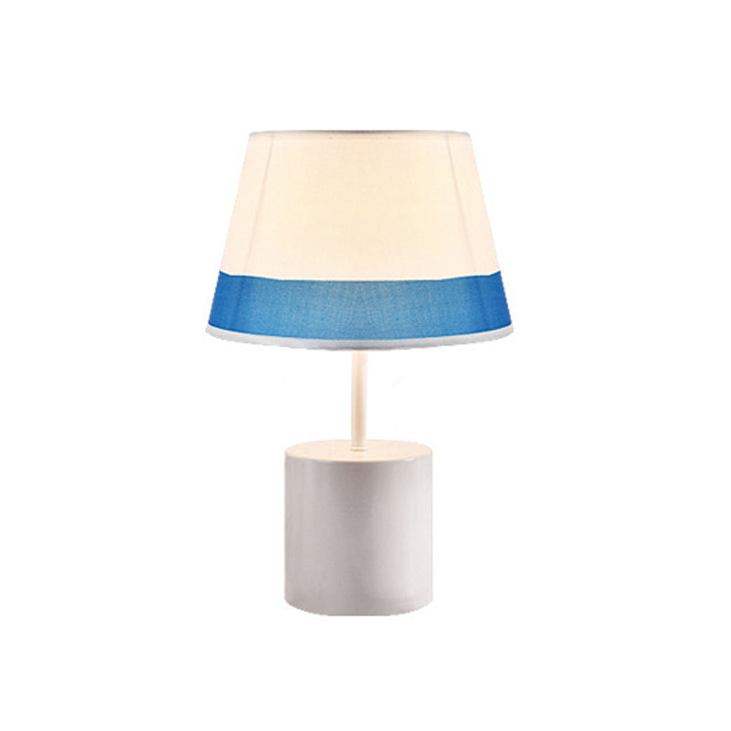 Nordic Empire Shade Table Light Fabric 1 Bulbo Lámpara de mesita de noche con figura