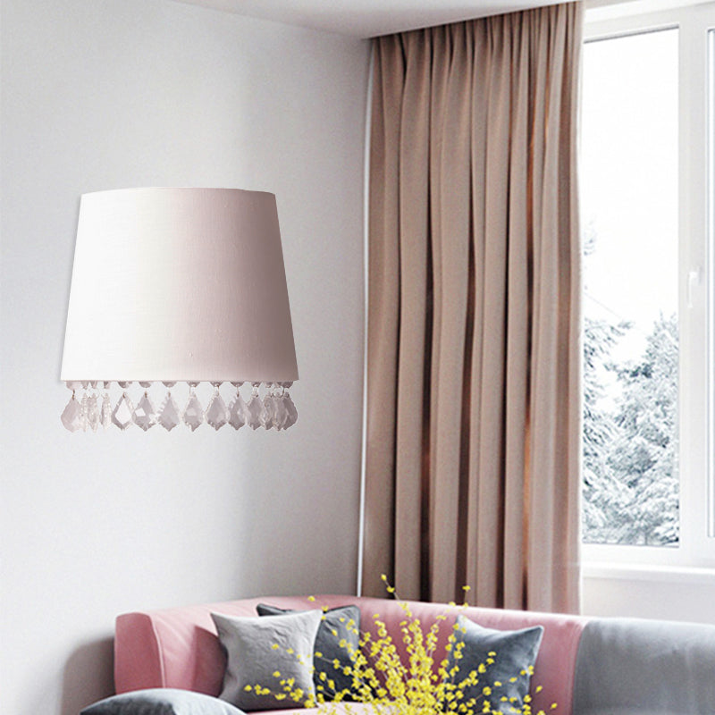 Luce a parete in tessuto bianco affusolato tradizionale tradizionale 1 luce da soggiorno con caduta di cristallo