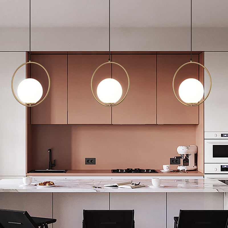 Goldene Kugel Drop Lampe zeitgenössische 1 Glühbirnen -Creme -Glas -Deckenleuchte für Schlafzimmer