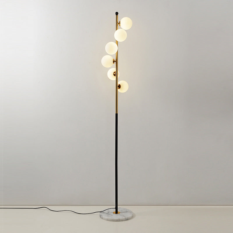 Gold- und Schwarzkugelbodenbeleuchtung minimalistische 6-Kugel-Creme-Glas-Stehbaumlampe mit Spiraldesign