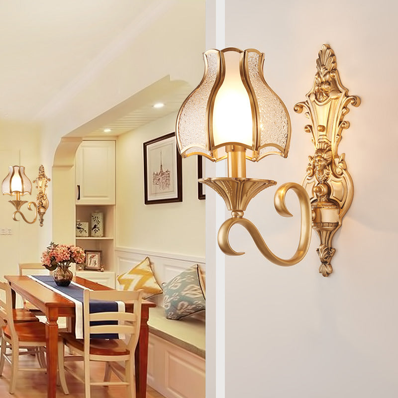 Tradizionale lampada da parete a forma di parete a forma di a forma di floreale in oro