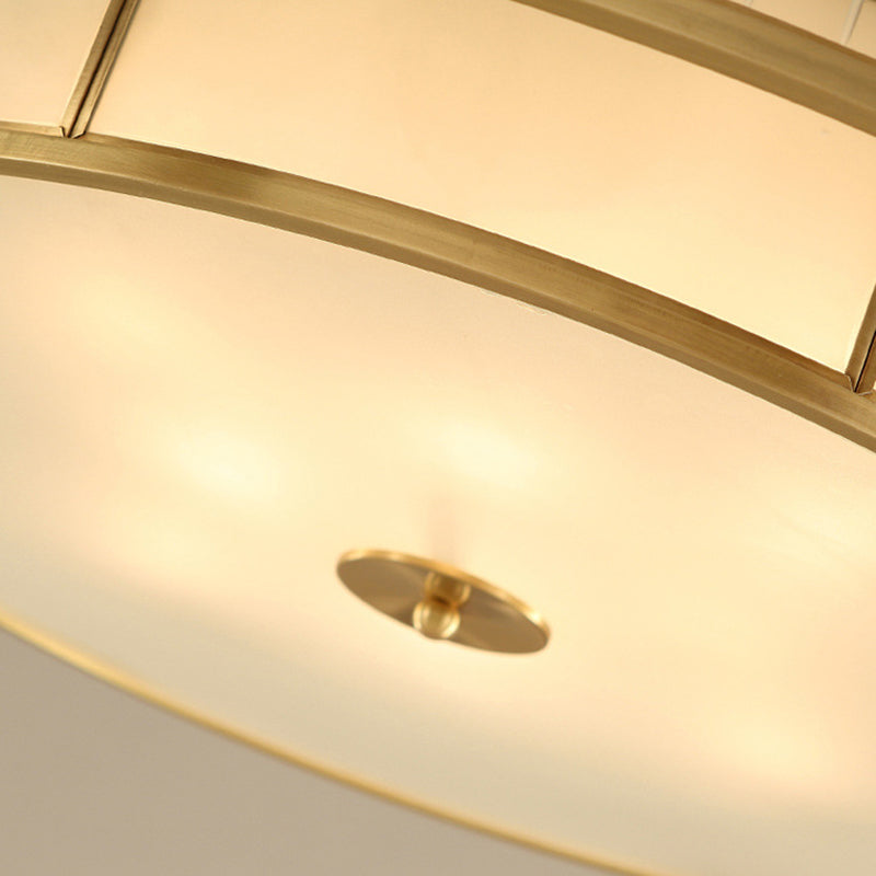 Trommelförmiges Wohnzimmer Flush Mount Licht Klassische Creme Glas Gold Flush Mount Befestigung mit Ausschnitt Metall Dekor