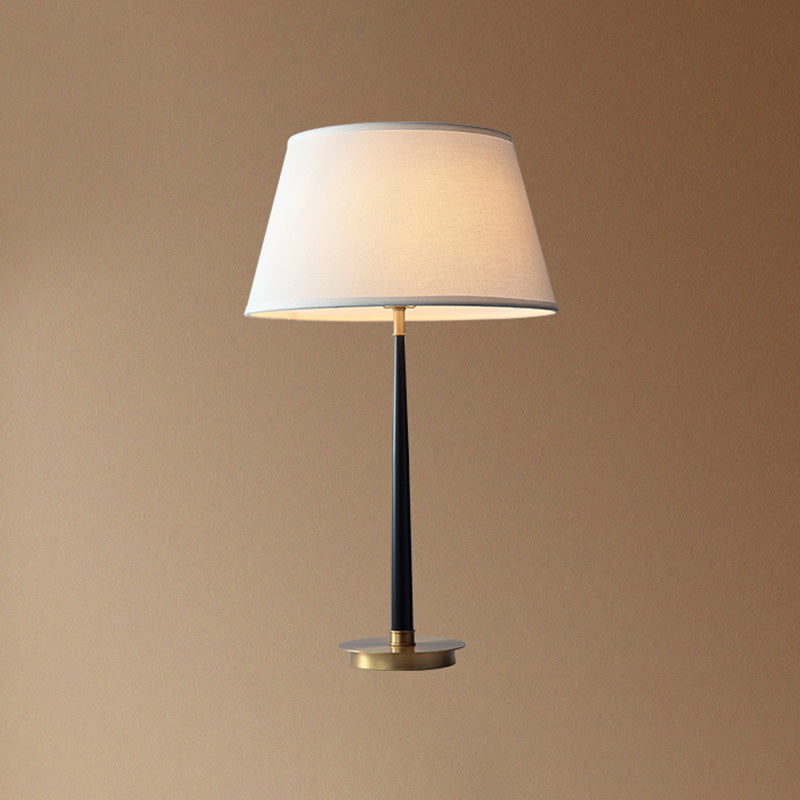 Iluminación de mesa de forma cónica de tela minimalista sala de estar lámpara de noche en negro