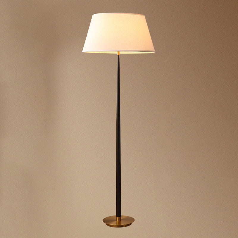 Iluminación de mesa de forma cónica de tela minimalista sala de estar lámpara de noche en negro