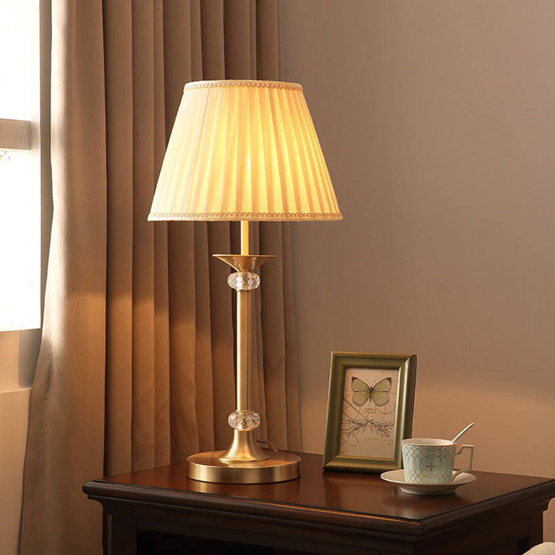 Lámpara de mesa sombreada de barril de tela Iluminación de mesita de noche moderna en oro para sala de estudio