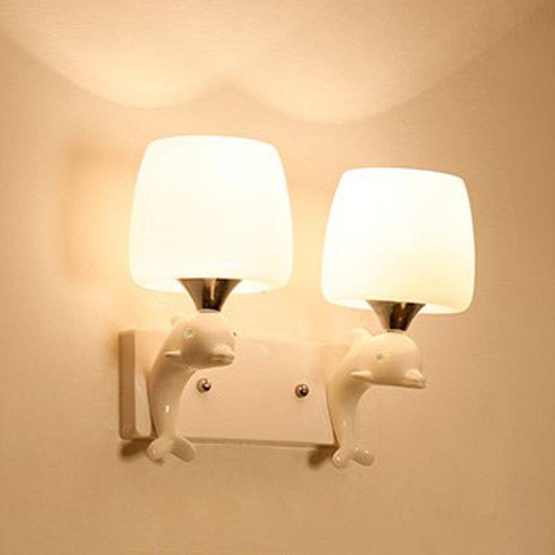 Taps toelopende vorm opaal glazen wandlamp eigentijds 2 bollen witte wandverlichting met dolfijnen met dolfijndecoratie