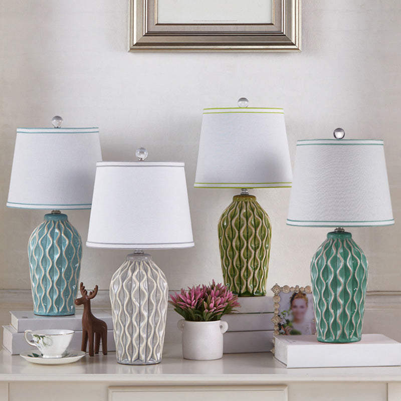 Tessuto a forma conica lampada da tavolo in stile nordico luce singolo comodino con decorazione in ceramica