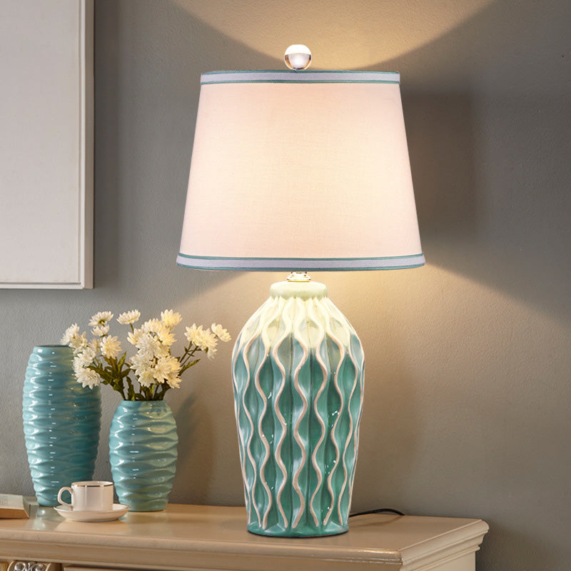 Tessuto a forma conica lampada da tavolo in stile nordico luce singolo comodino con decorazione in ceramica