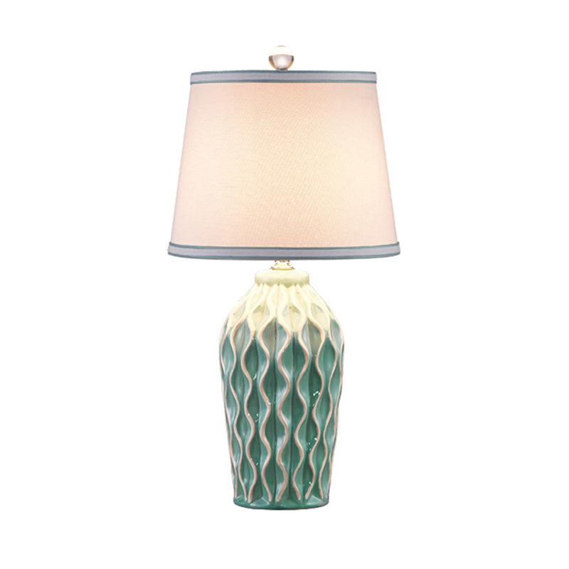 Tessuto a forma conica lampada da tavolo in stile nordico luce singolo comodino con decorazione in ceramica