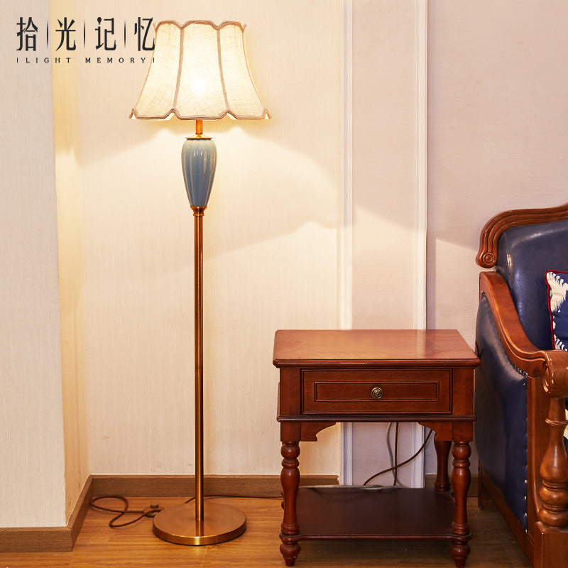 1��Head Stand Up Lamp Classic Tapered Shade Fabric Floor Lighting in Gold for Living Room