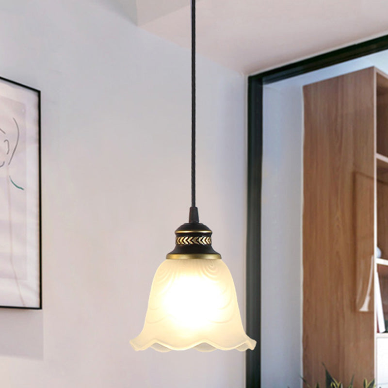 Opal Glass Bell Shade Appeding Light Rustic Room Rusant Light con rivestimento smerlato in nero