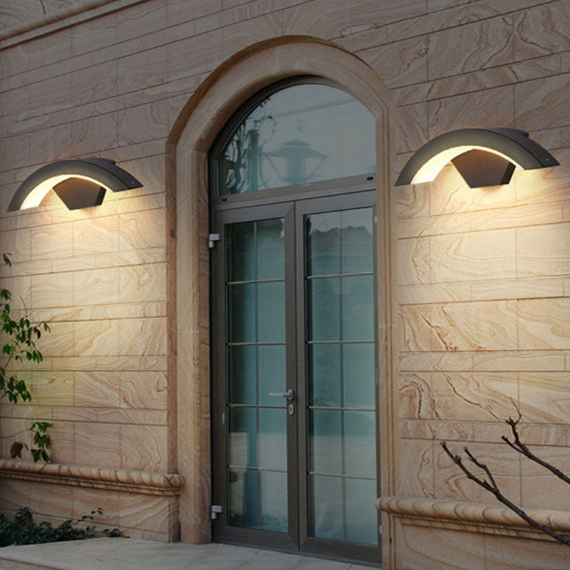 Sconce a forma di arco in acrilico che illumina la lampada da parete moderna a LED nera per esterni