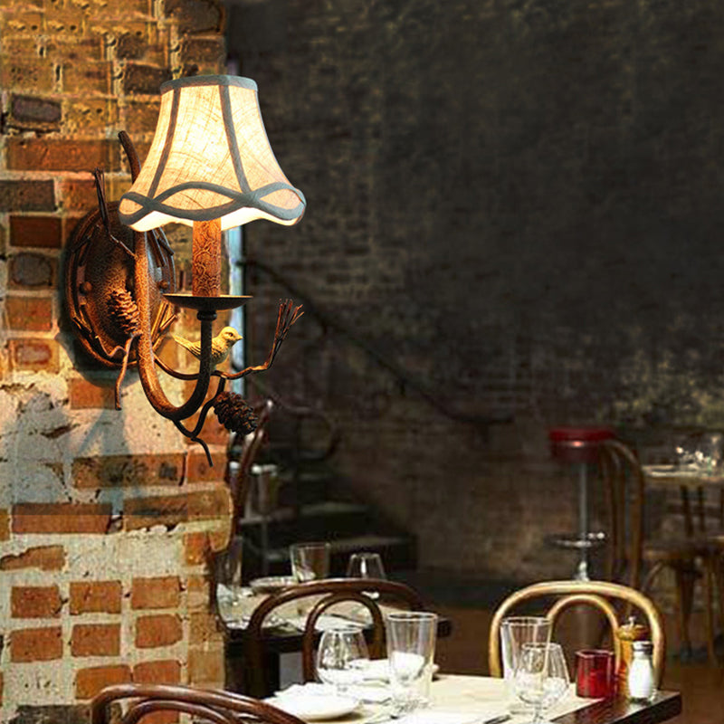 Moup de restauration évasé Lumière Tissu traditionnel Lumière murale brune avec oiseau décoratif et pinone