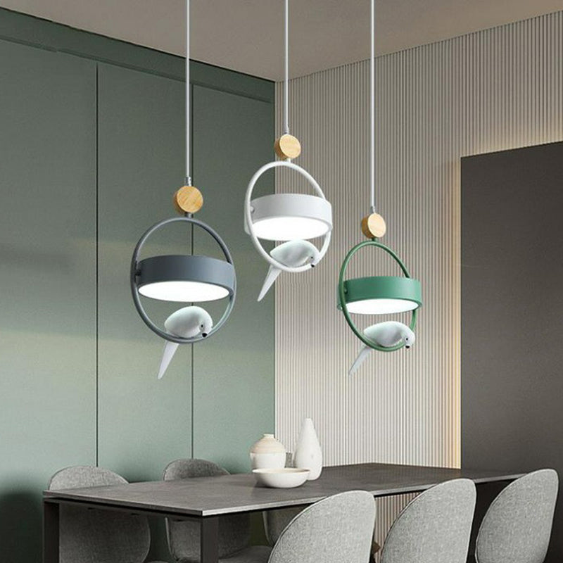 Lámpara de techo múltiple de comedor de anillo 3 bombillas Simplicidad Luz de suspensión con decoración de pájaros en gris verde