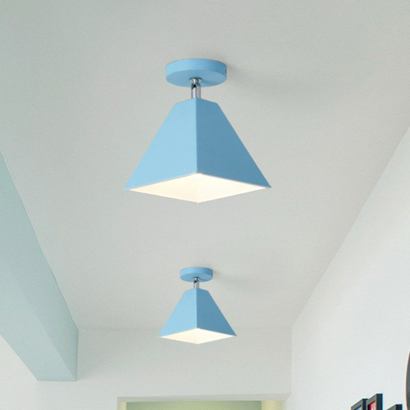 Luz montada en techo de pasillo de una sola bombilla metálica de montaje semi empotrado trapezoidal Simplicity