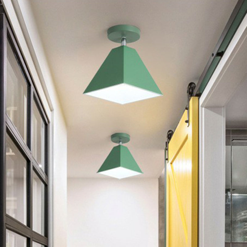 Luz montada en techo de pasillo de una sola bombilla metálica de montaje semi empotrado trapezoidal Simplicity