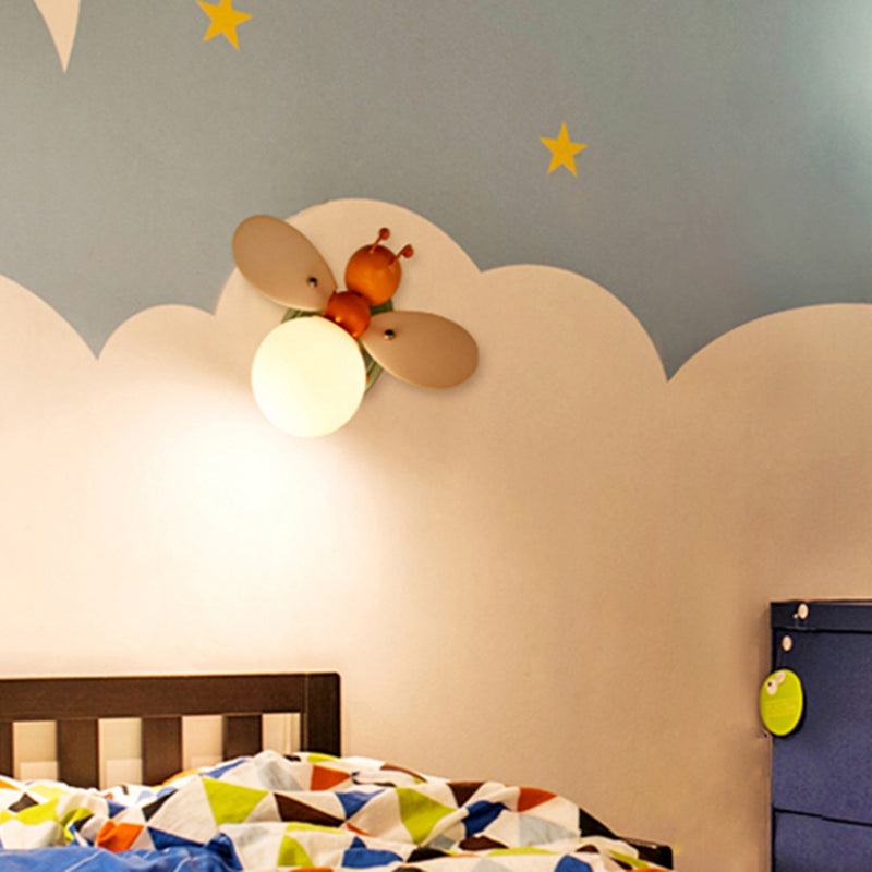 Bienenförmige Kinderzimmerleuchte metallisch einzelne moderne Wandleuchte mit Globuscreme Glasschatten in Gelb