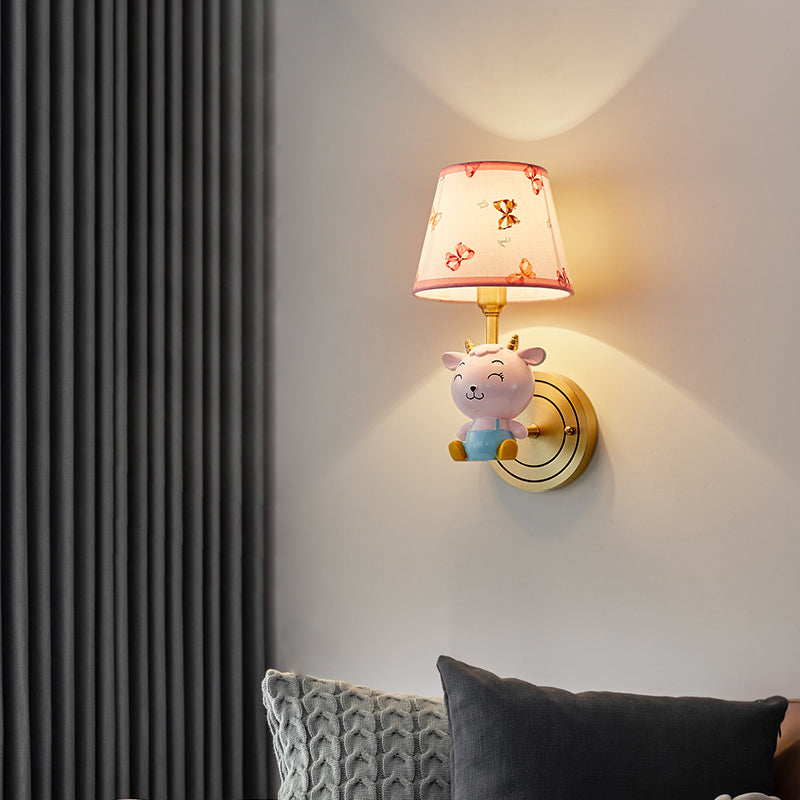 Empire Shade Fabric Wall Light Lampone per pareti rosa moderna con pecore in resina per la camera da letto per bambini
