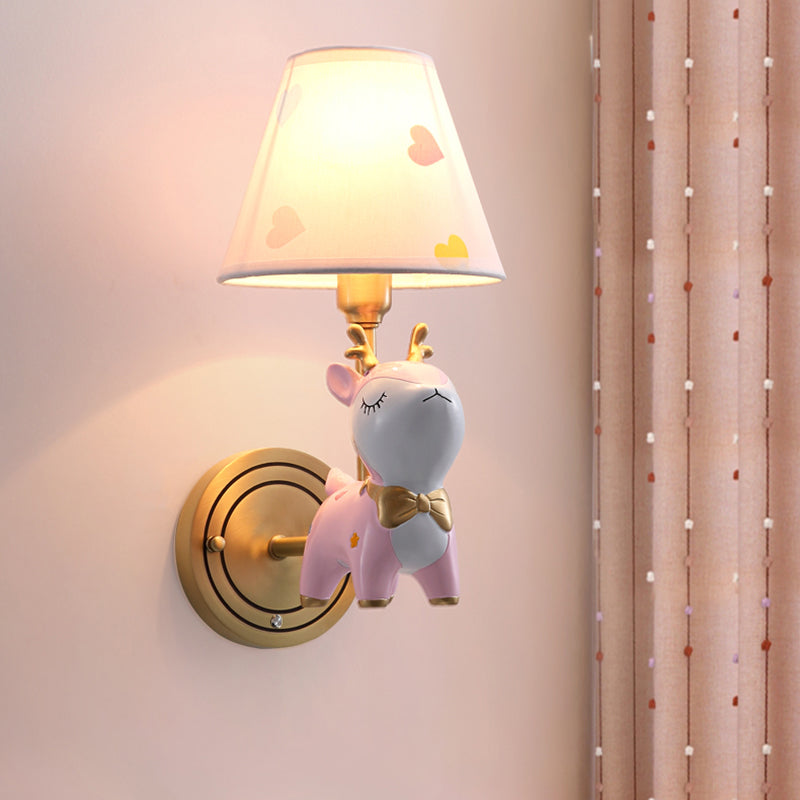 Montano a parete di cervo Kids Kids Resin Baby Room Wall Lighting con tonalità in tessuto affusolato in rosa