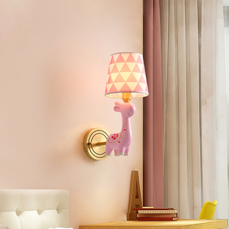 Giraffe Resin Monte a parete Light Kids Pink Wall Lighting con tonalità in tessuto modellato