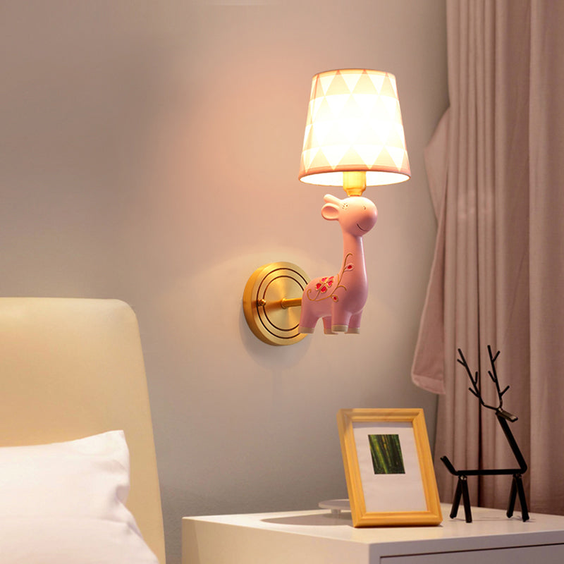 Giraffe Resin Monte a parete Light Kids Pink Wall Lighting con tonalità in tessuto modellato