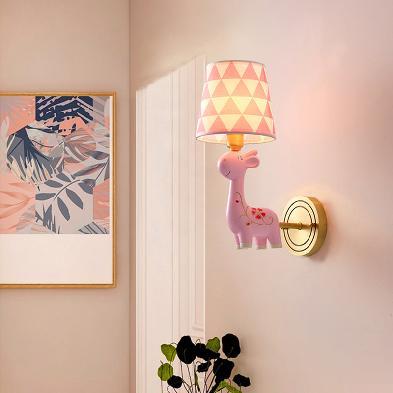Giraffe Resin Monte a parete Light Kids Pink Wall Lighting con tonalità in tessuto modellato