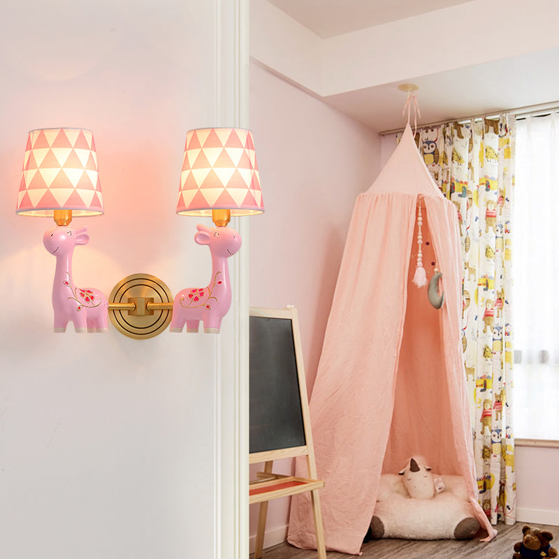 Giraffe Resin Monte a parete Light Kids Pink Wall Lighting con tonalità in tessuto modellato