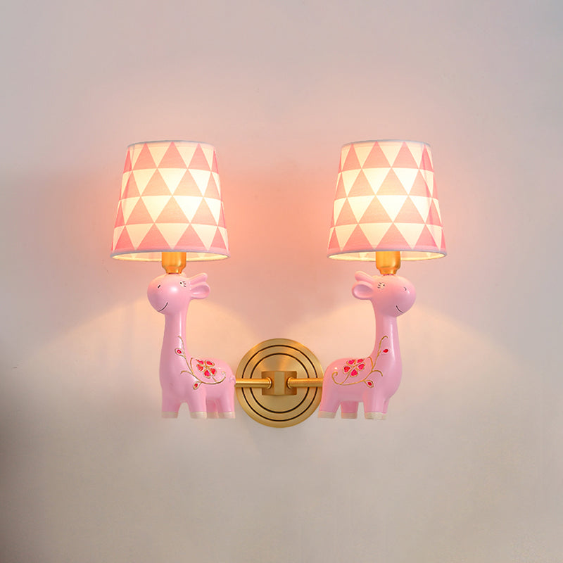 Giraffe Resin Monte a parete Light Kids Pink Wall Lighting con tonalità in tessuto modellato