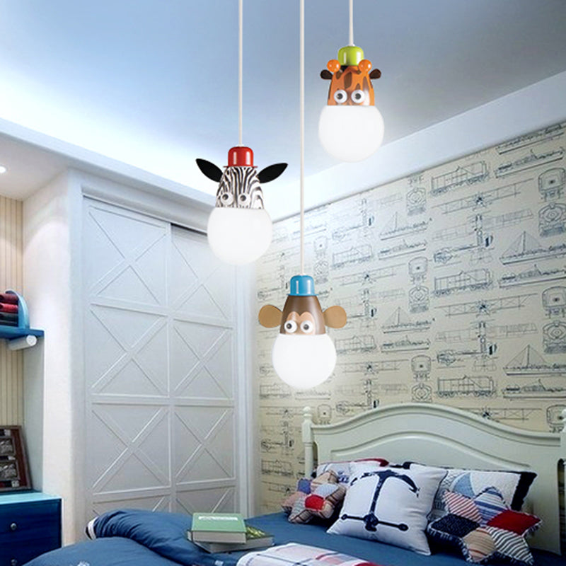 Globe White Hanging Light Cartoon 3 Cabezas acrílicas Multi Light Colgante con decoración de la cabeza de animales