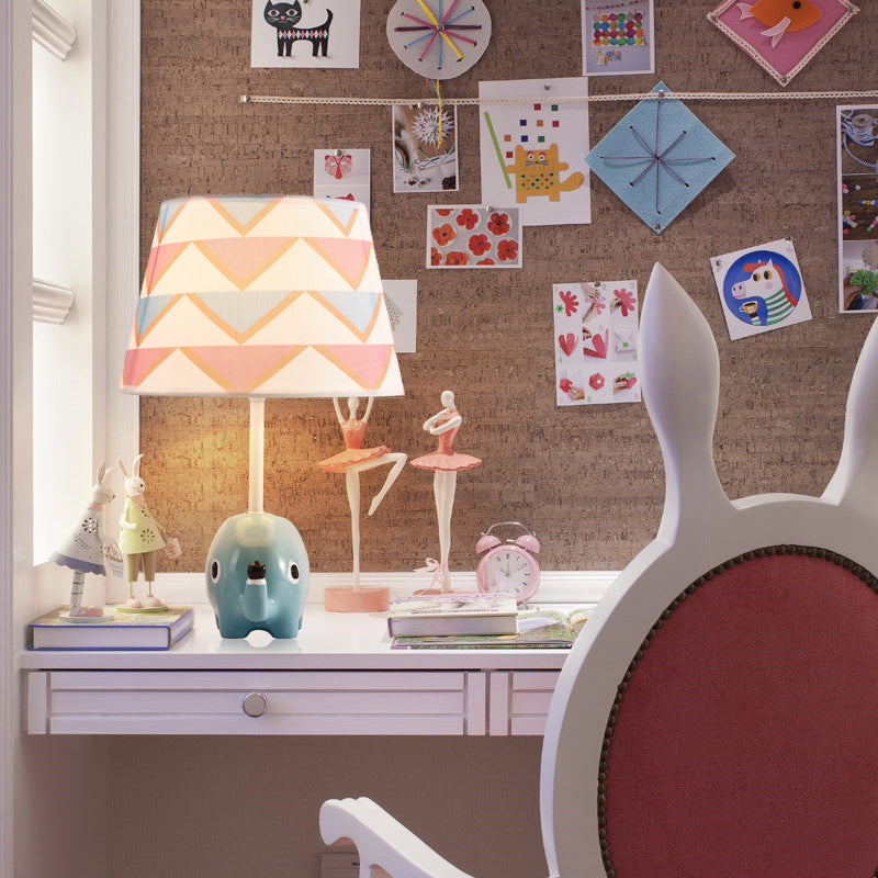 Luz de mesa de mesa de dibujos animados Lámpara de noche de tela de niños de 1 luces con elefante de resina en azul
