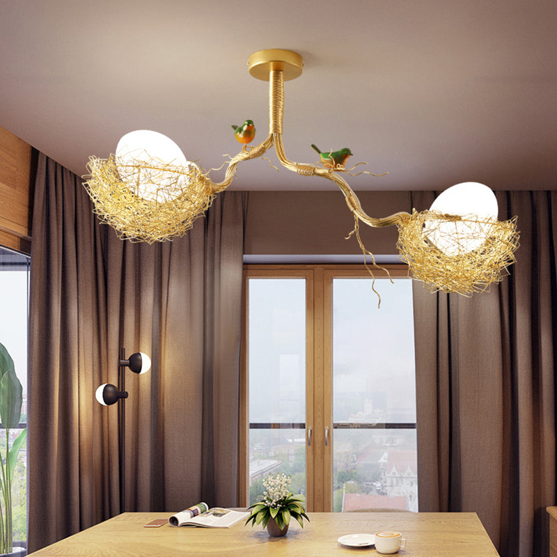 Kunstmilch weißer Glaskugel Kronleuchter Anhänger 1/2/3-Licht goldene Hanglampe mit Vögeln und handgenähtem Aluminiumnest