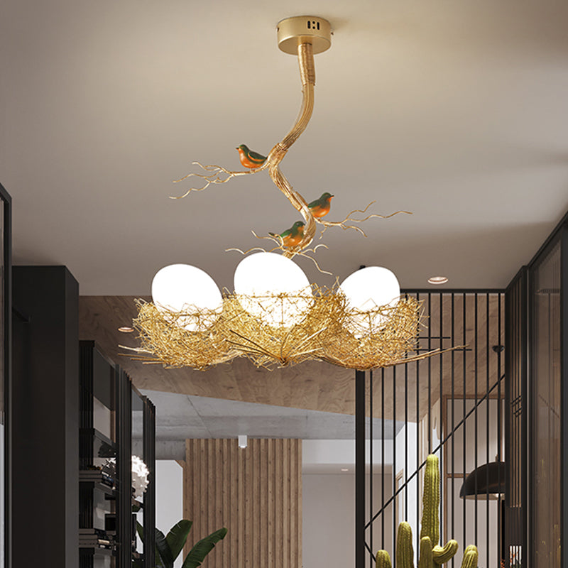 Kunstmilch weißer Glaskugel Kronleuchter Anhänger 1/2/3-Licht goldene Hanglampe mit Vögeln und handgenähtem Aluminiumnest