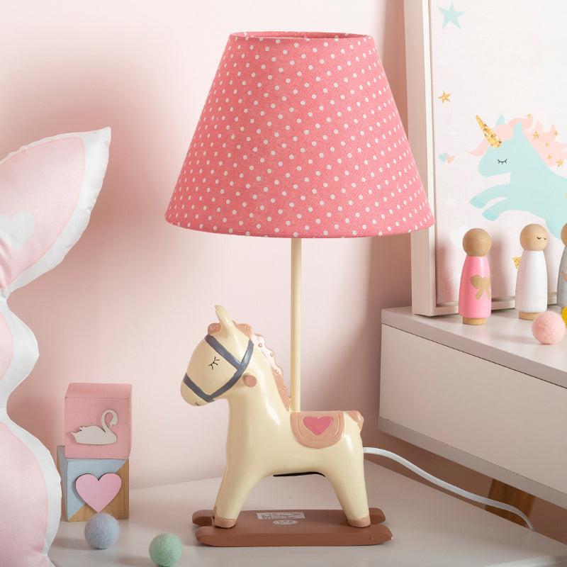 Lampada da comodino per bambini in stile cavallo in resina, lampada da tavolo per camera da letto a lampadina singola con paralume in tessuto affusolato