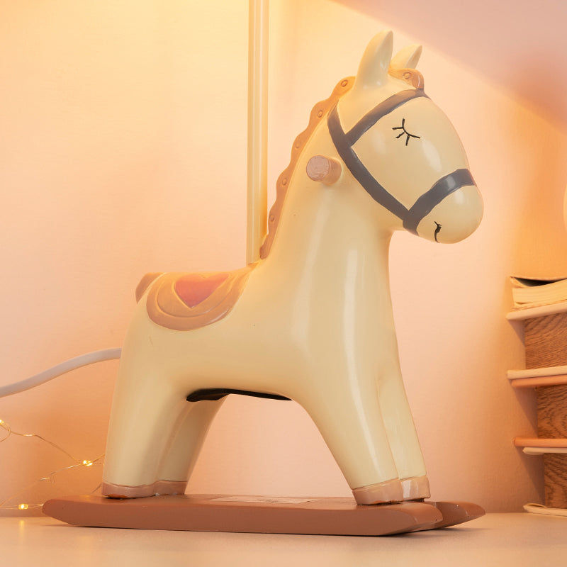 Lampada da comodino per bambini in stile cavallo in resina, lampada da tavolo per camera da letto a lampadina singola con paralume in tessuto affusolato