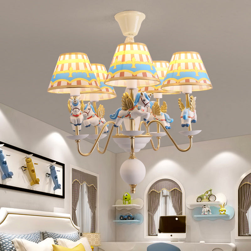 Dessin animé Flying Unicorn Chandelier Pendant Light Resin Nursery Light avec Empire Shade