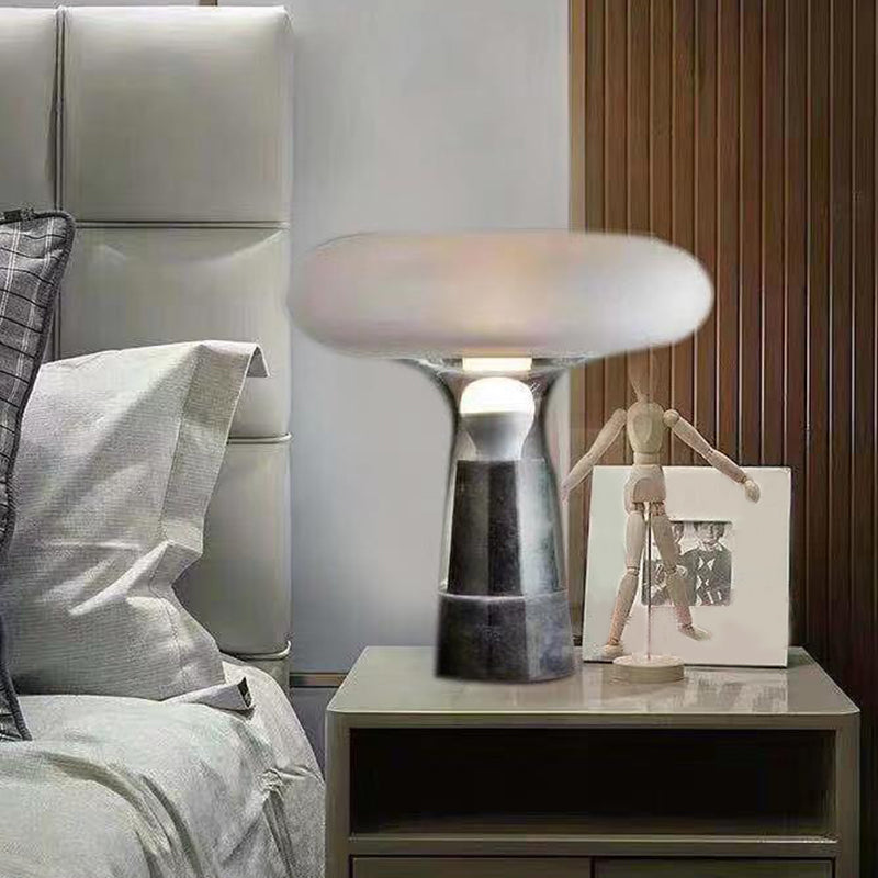 Luz de mesa cónica Mármol de estilo moderno 1 Bulbo de iluminación de mesita de noche blanca para la cama