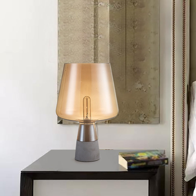 Lampada rustica simile a un coglione da comtorente in vetro ambra a bulbo singola illuminazione da camera da letto con base di cemento